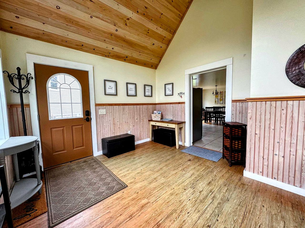 Charming Dog-Friendly Beach House with Fire Pit & Jetted Tub Near Carters Beach in Hancock, Maine