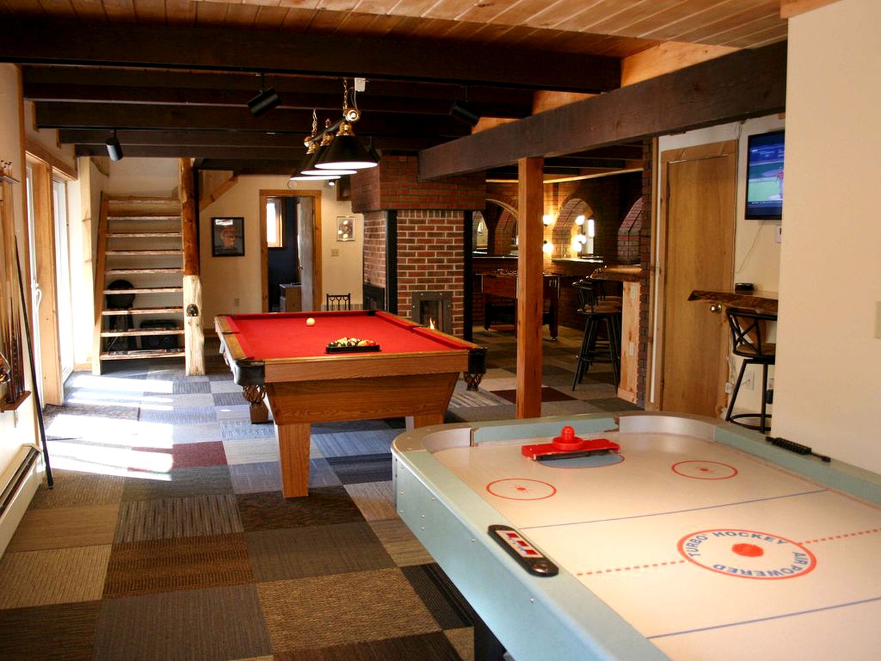Enormous Cabin Rental with a Game Room near Three Ski Resorts in North Conway, New Hampshire