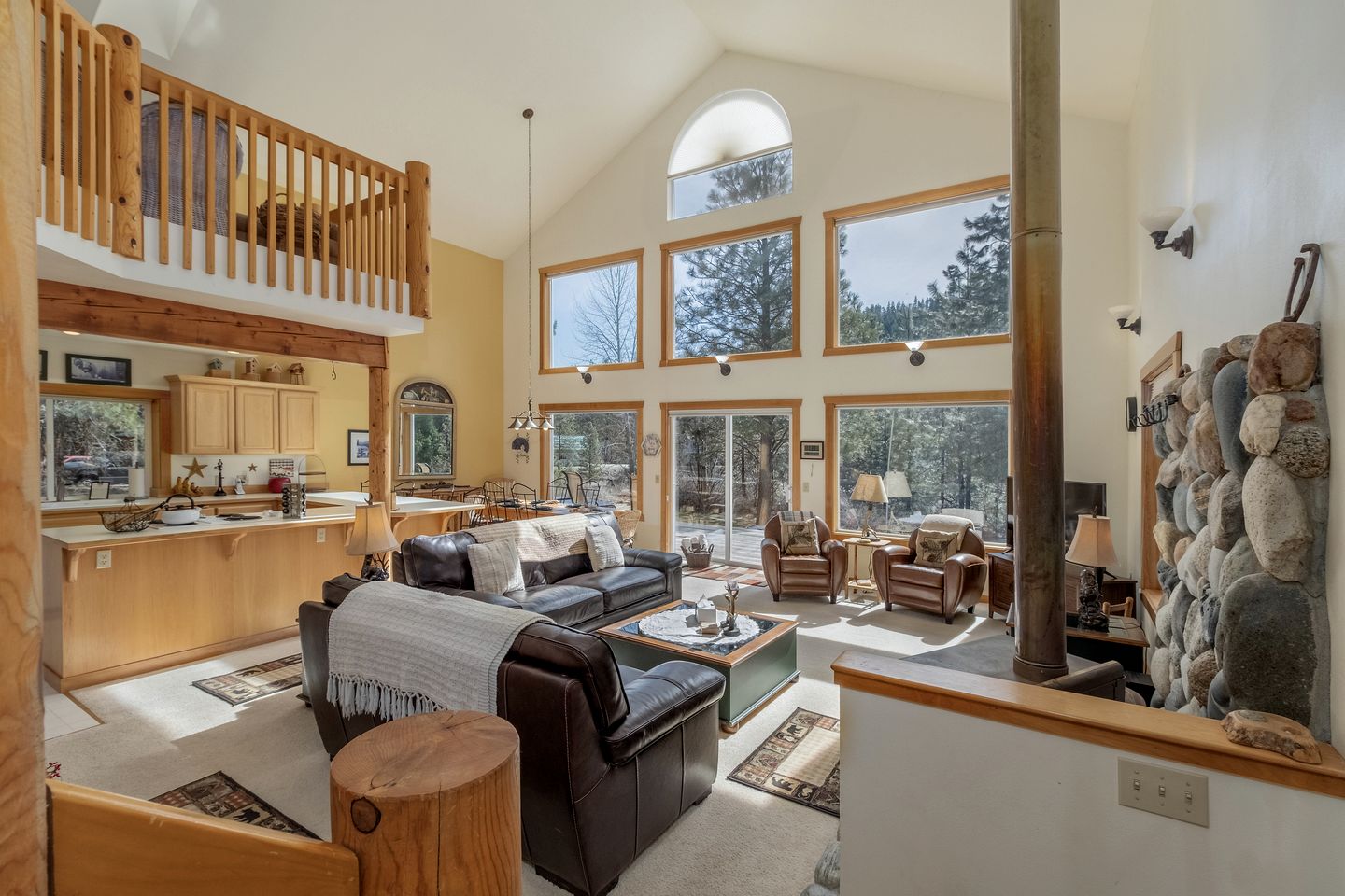 Exceptional Pet-friendly Cottage with Hot Tub for Family and Group Getaways near Leavenworth, Washington