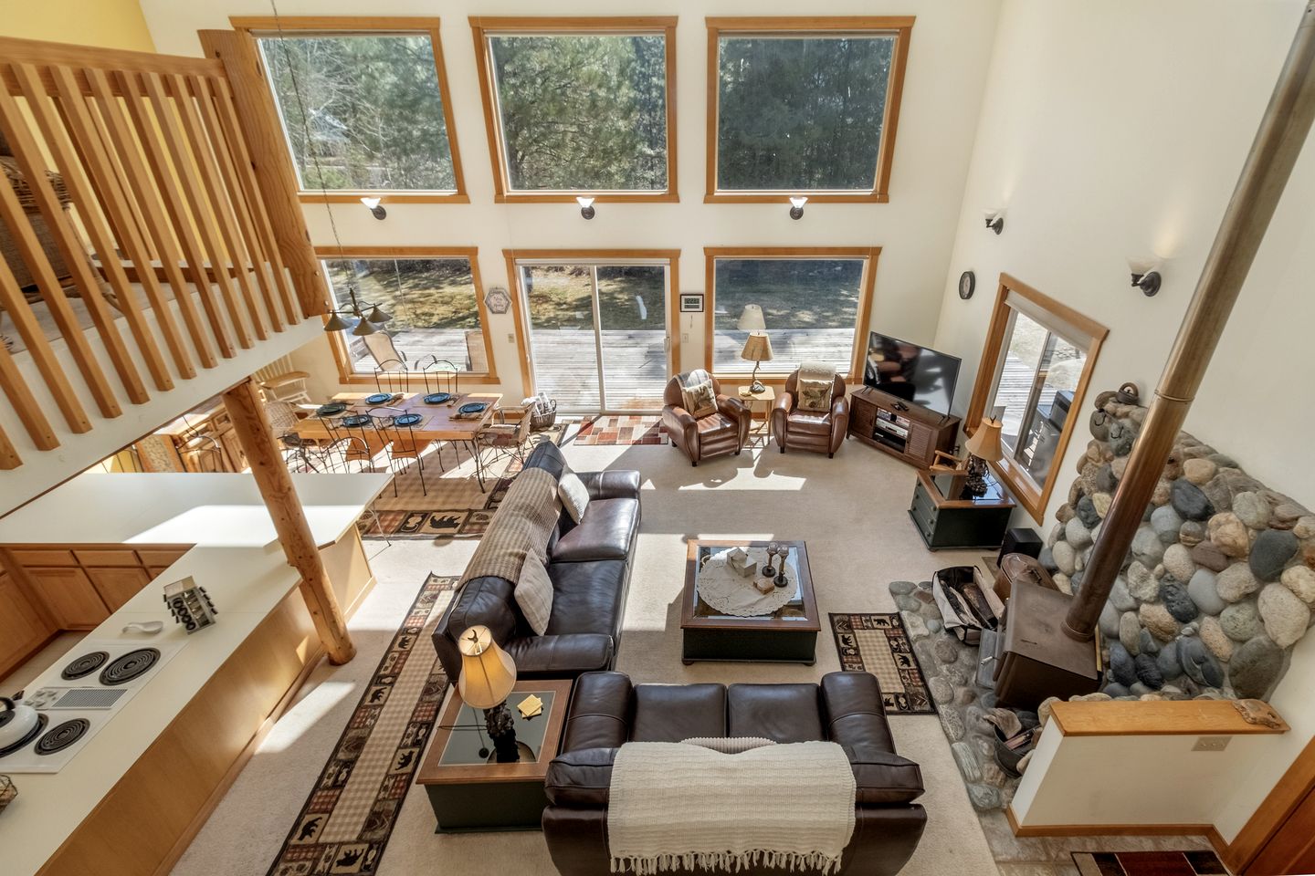 Exceptional Pet-friendly Cottage with Hot Tub for Family and Group Getaways near Leavenworth, Washington