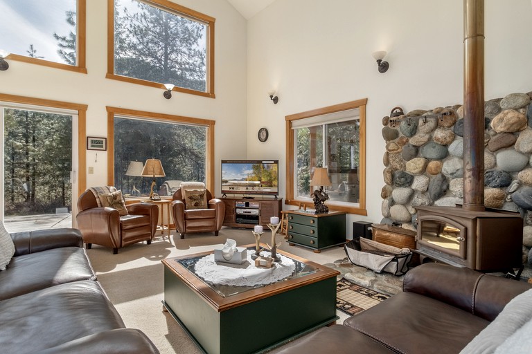 Exceptional Pet-friendly Cottage with Hot Tub for Family and Group Getaways near Leavenworth, Washington