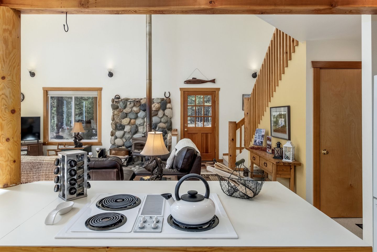 Exceptional Pet-friendly Cottage with Hot Tub for Family and Group Getaways near Leavenworth, Washington