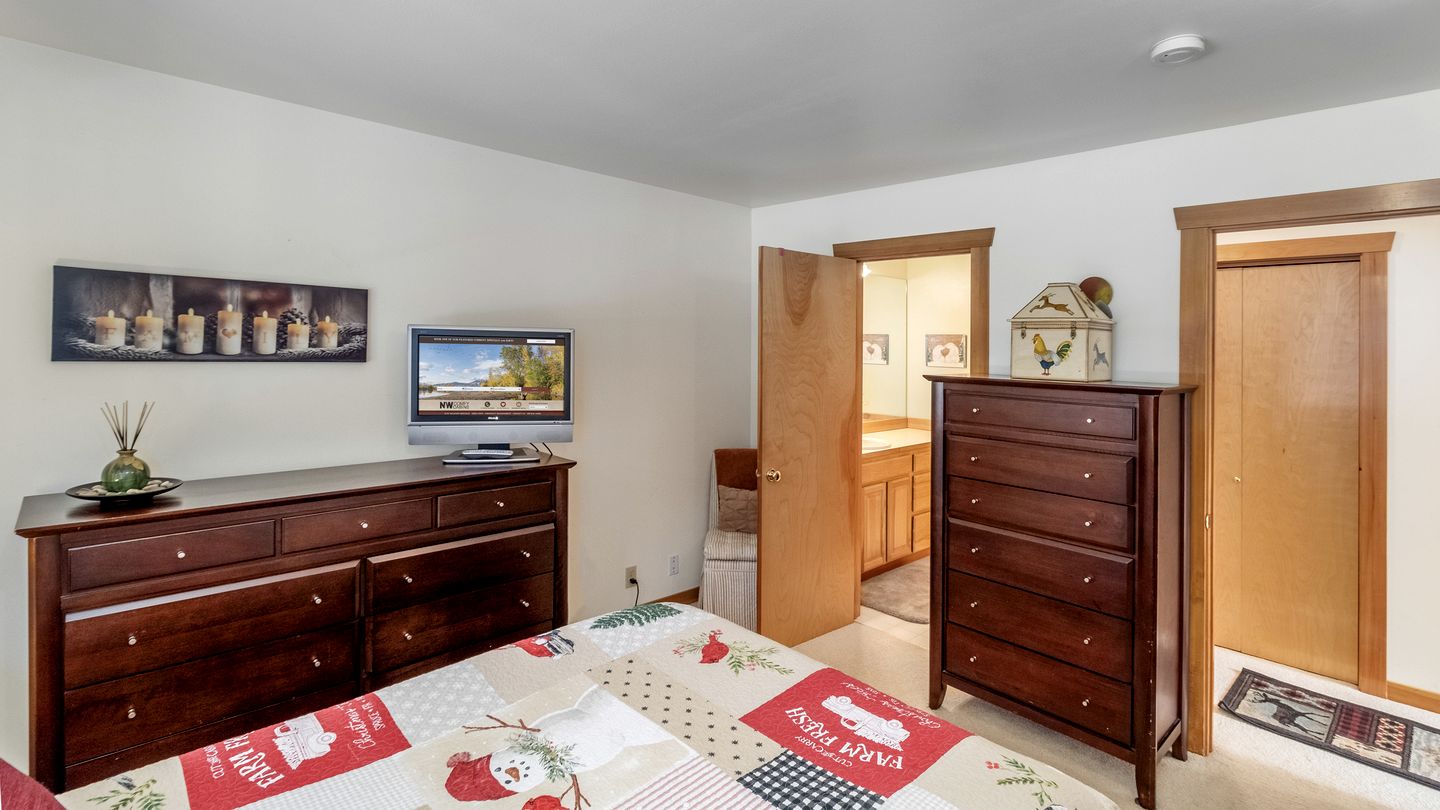 Exceptional Pet-friendly Cottage with Hot Tub for Family and Group Getaways near Leavenworth, Washington