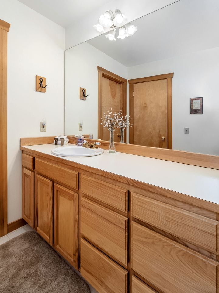 Exceptional Pet-friendly Cottage with Hot Tub for Family and Group Getaways near Leavenworth, Washington