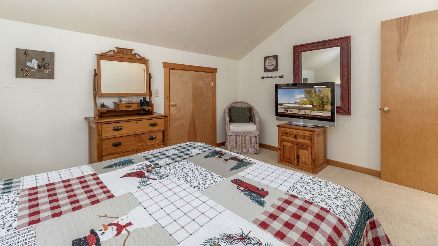 Exceptional Pet-friendly Cottage with Hot Tub for Family and Group Getaways near Leavenworth, Washington