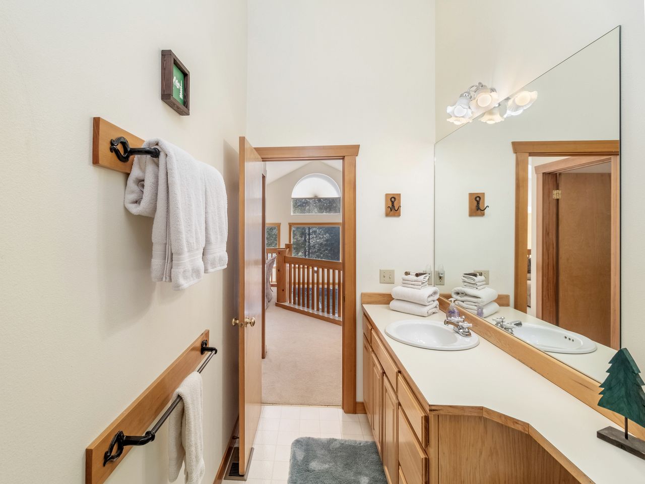 Exceptional Pet-friendly Cottage with Hot Tub for Family and Group Getaways near Leavenworth, Washington