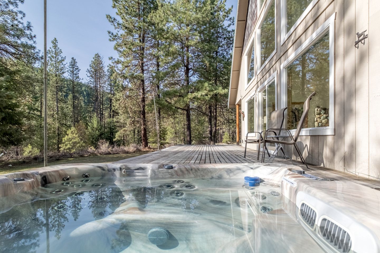 Exceptional Pet-friendly Cottage with Hot Tub for Family and Group Getaways near Leavenworth, Washington