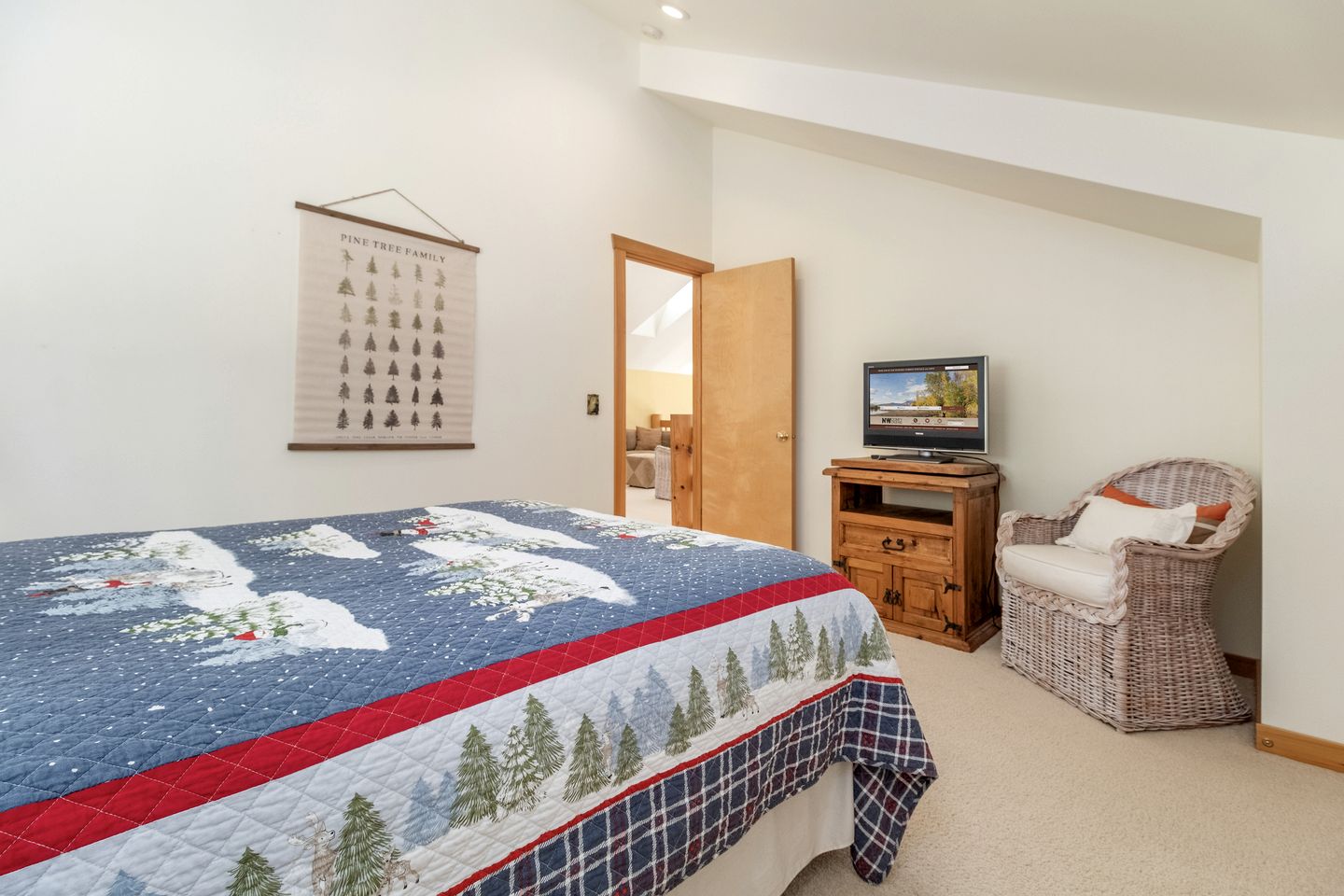 Exceptional Pet-friendly Cottage with Hot Tub for Family and Group Getaways near Leavenworth, Washington