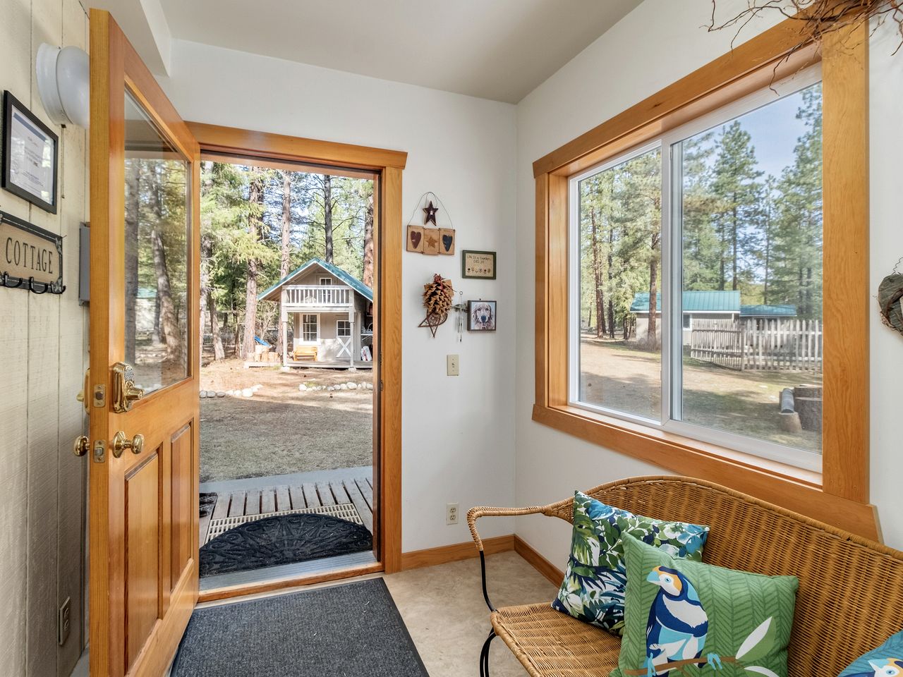 Exceptional Pet-friendly Cottage with Hot Tub for Family and Group Getaways near Leavenworth, Washington