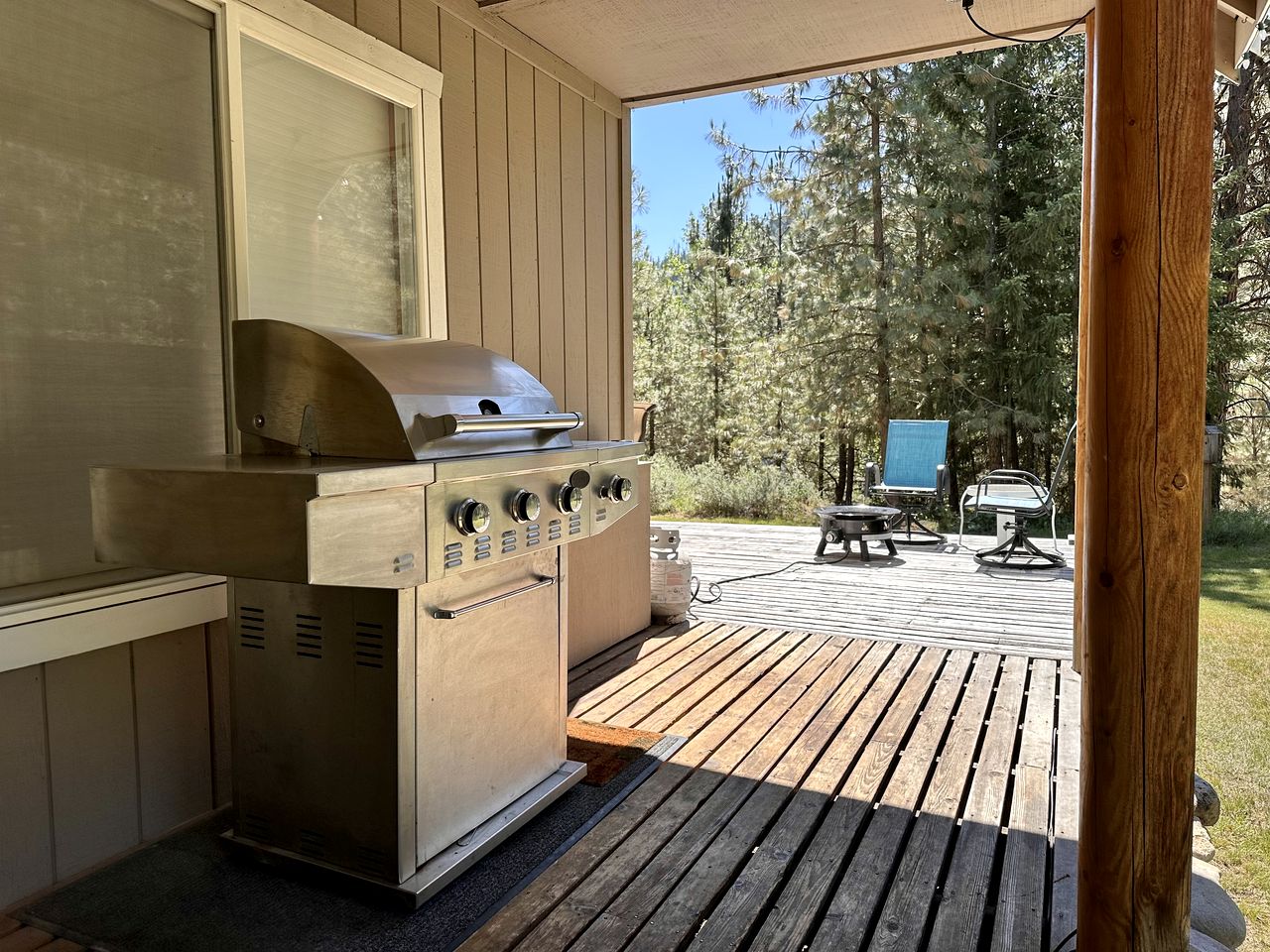 Exceptional Pet-friendly Cottage with Hot Tub for Family and Group Getaways near Leavenworth, Washington