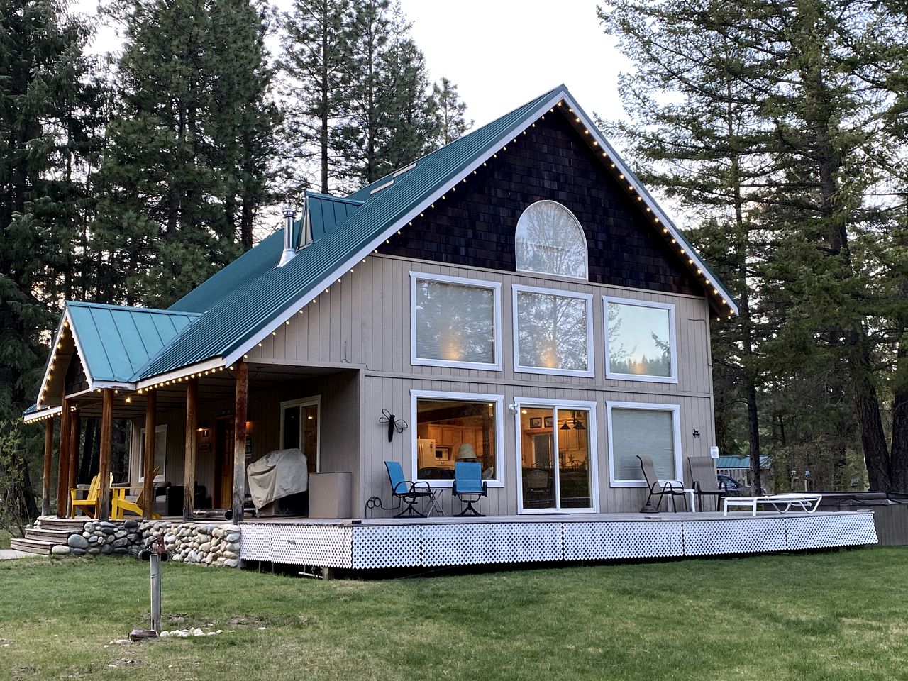 Exceptional Pet-friendly Cottage with Hot Tub for Family and Group Getaways near Leavenworth, Washington