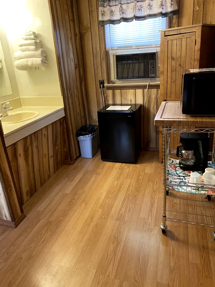 Quaint Studio Cabin Ideal for Couples in South Dakota