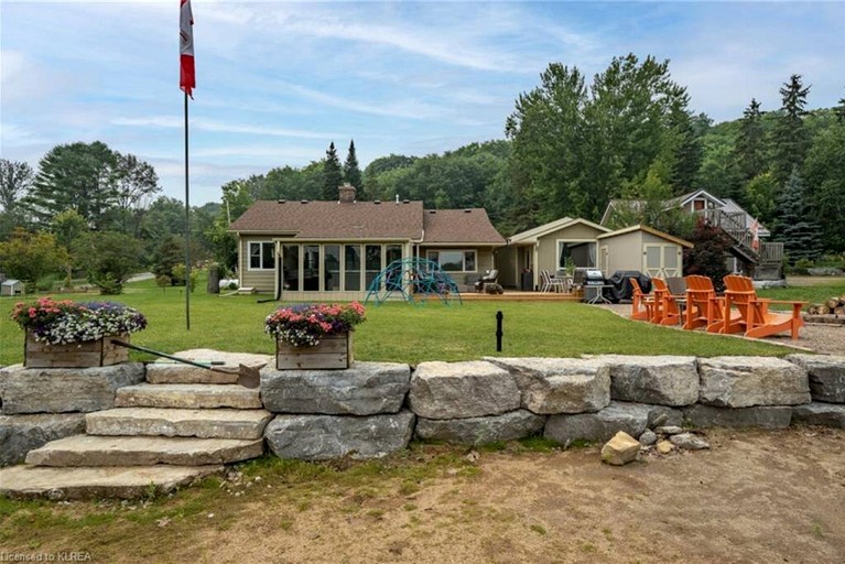 Cottages (Canada, Kawartha Lakes, Ontario)