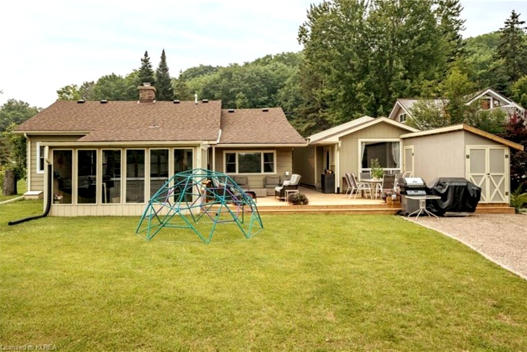 Cottages (Canada, Kawartha Lakes, Ontario)