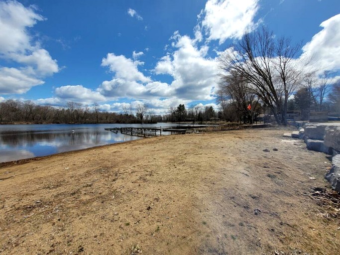 Cottages (Canada, Kawartha Lakes, Ontario)