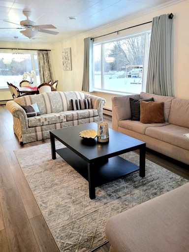 Cottages (Canada, Kawartha Lakes, Ontario)