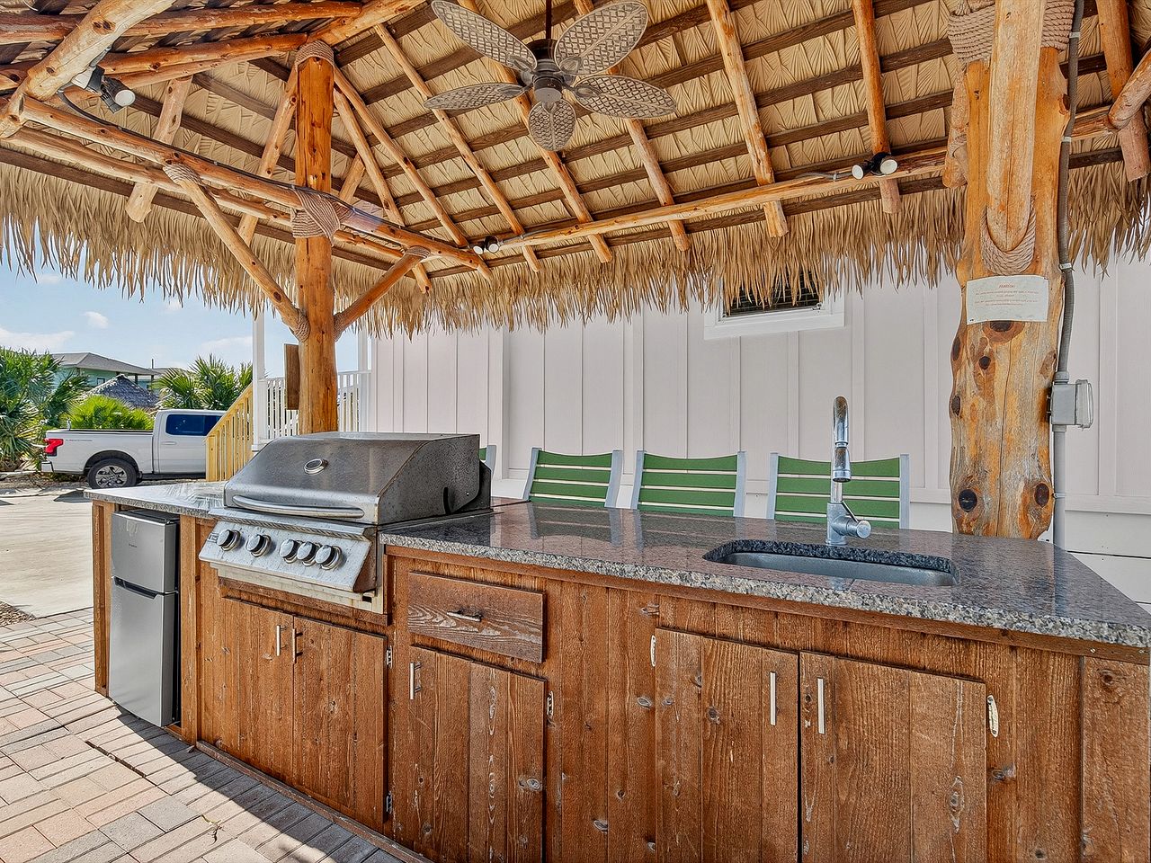 Cozy Tiny Home with Private Palapa Kitchen near Ship Channel in Port Aransas, TX