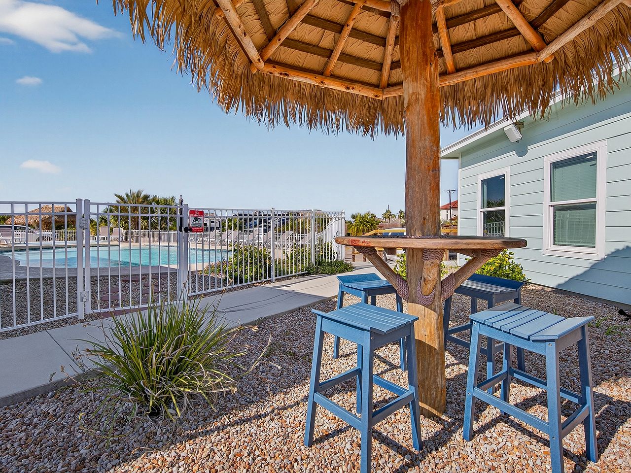 Cozy Tiny Home with Private Palapa Kitchen near Ship Channel in Port Aransas, TX