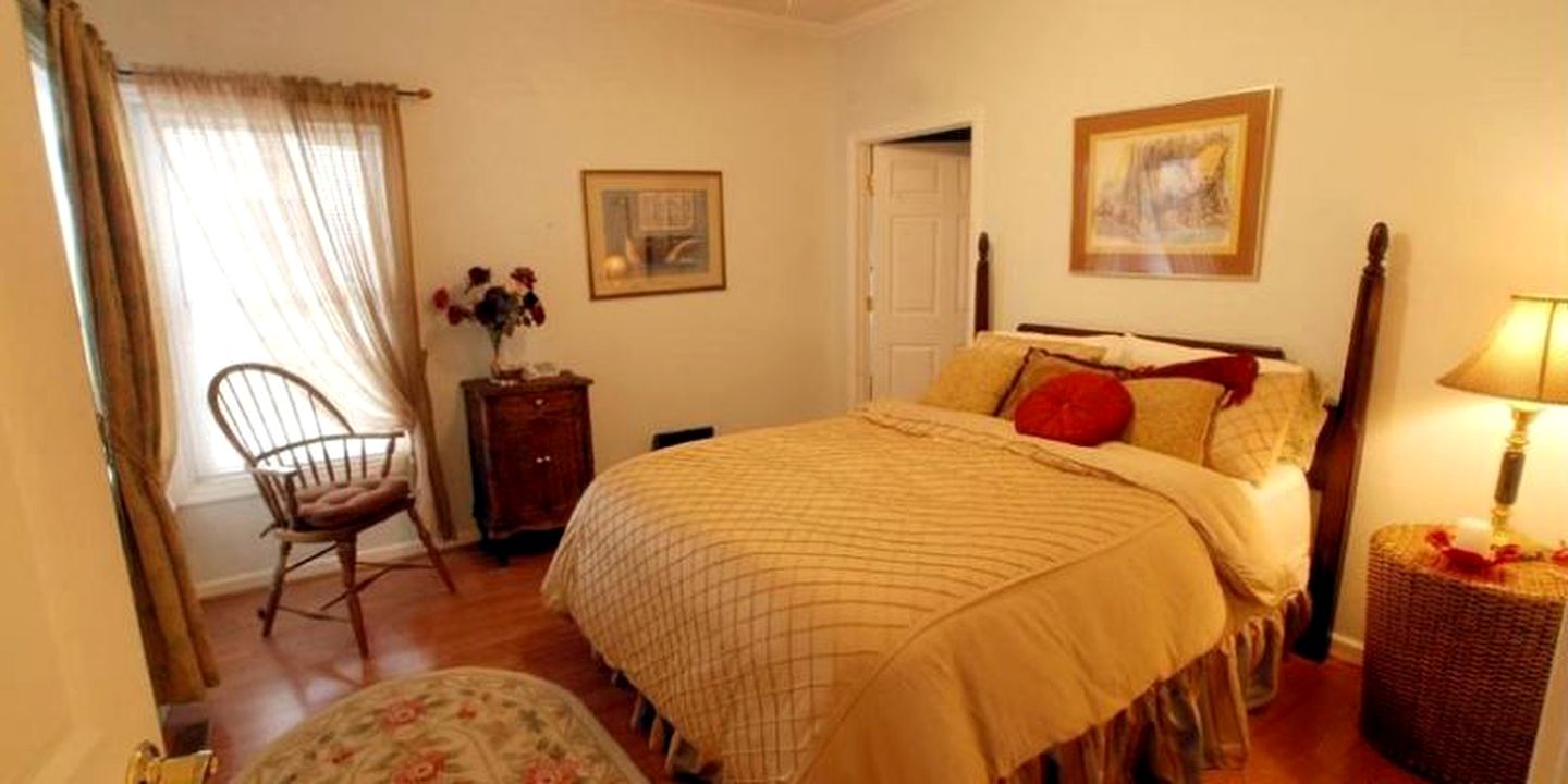 Cozy Bed and Breakfast Suite with Views of the Pilot Knob in Berea, Kentucky