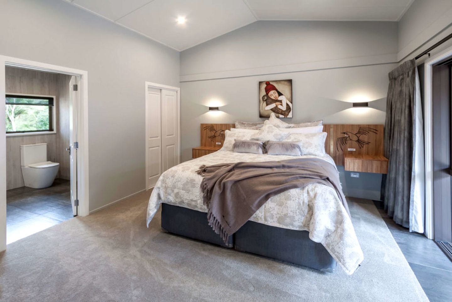 Romantic Bed and Breakfast with a Hot Tub Nestled in Nature near Coromandel, New Zealand