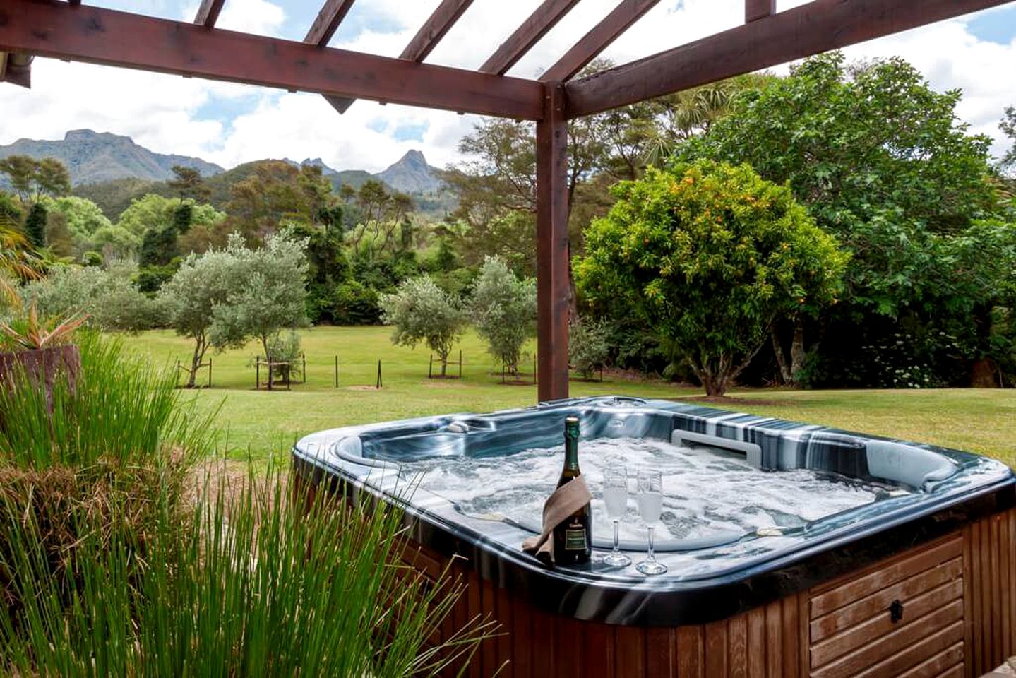 Romantic Bed and Breakfast with a Hot Tub Nestled in Nature near Coromandel, New Zealand