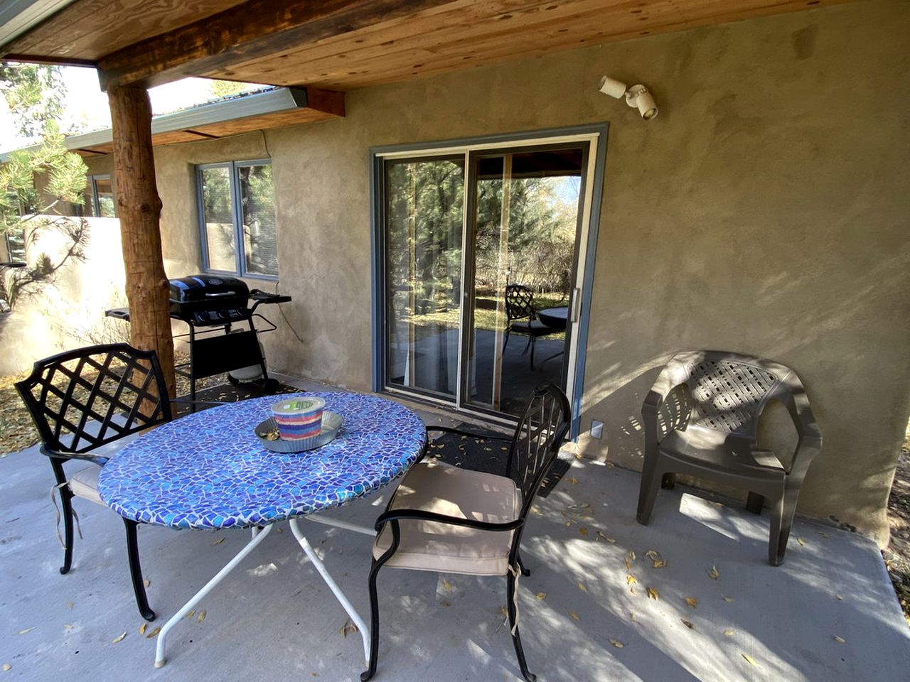 Serenity by the River: Romantic Cabin with Fireplace in San Miguel County, New Mexico