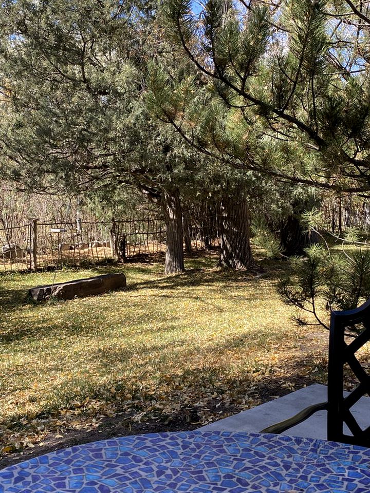 Serenity by the River: Romantic Cabin with Fireplace in San Miguel County, New Mexico