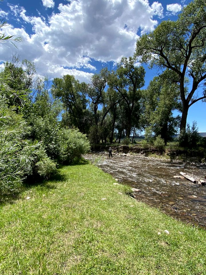 Serenity by the River: Romantic Cabin with Fireplace in San Miguel County, New Mexico