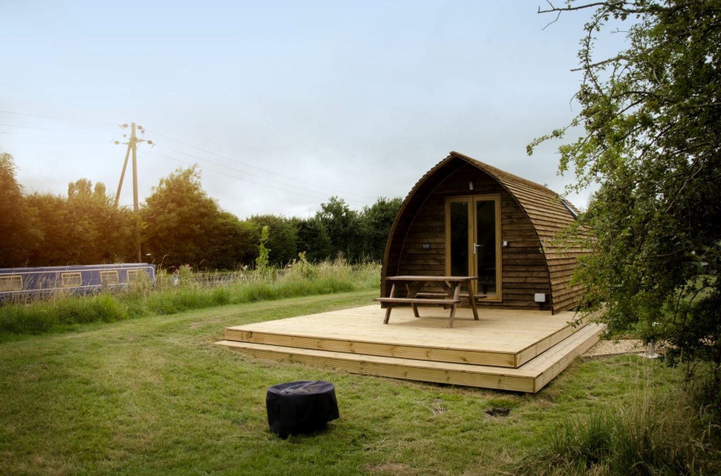 Unique Camping Getaway with a Hot Tub in Buckinghamshire, England