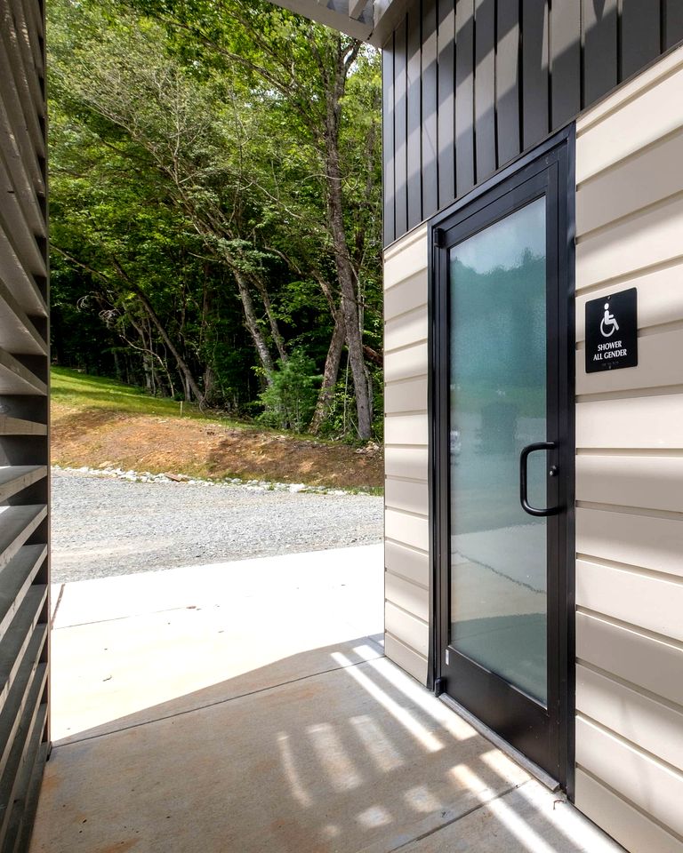 Pisgah Forest Retreat: Cozy Cabin Blending Comfort and Luxury for Glampers, NC
