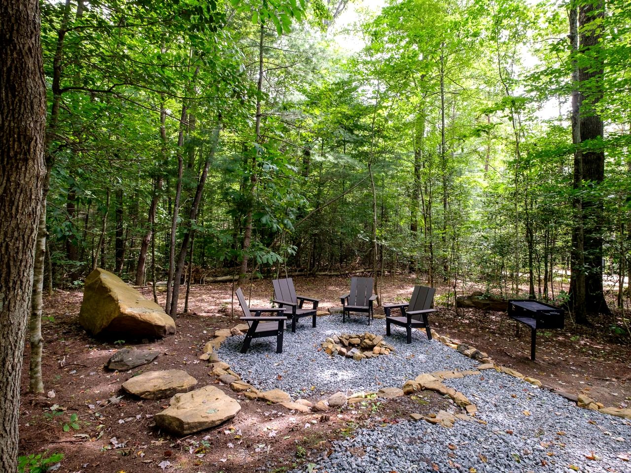 Pisgah Forest Retreat: Cozy Cabin Blending Comfort and Luxury for Glampers, NC