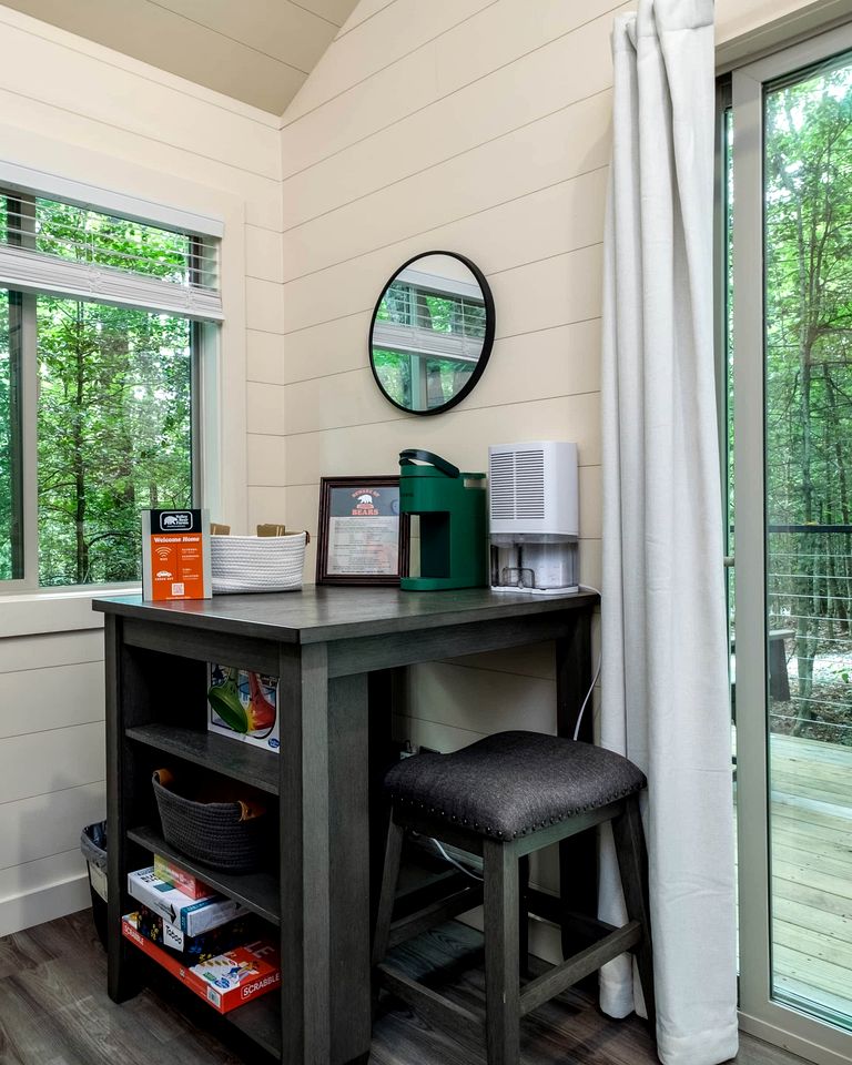 Pisgah Forest Retreat: Cozy Cabin Blending Comfort and Luxury for Glampers, NC