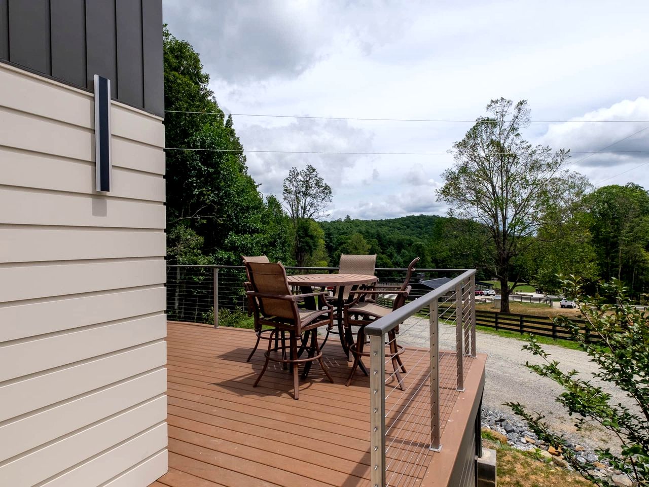 Pisgah Forest Retreat: Cozy Cabin Blending Comfort and Luxury for Glampers, NC