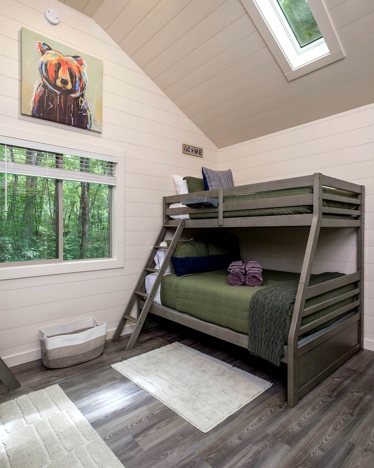 Pisgah Forest Retreat: Cozy Cabin Blending Comfort and Luxury for Glampers, NC