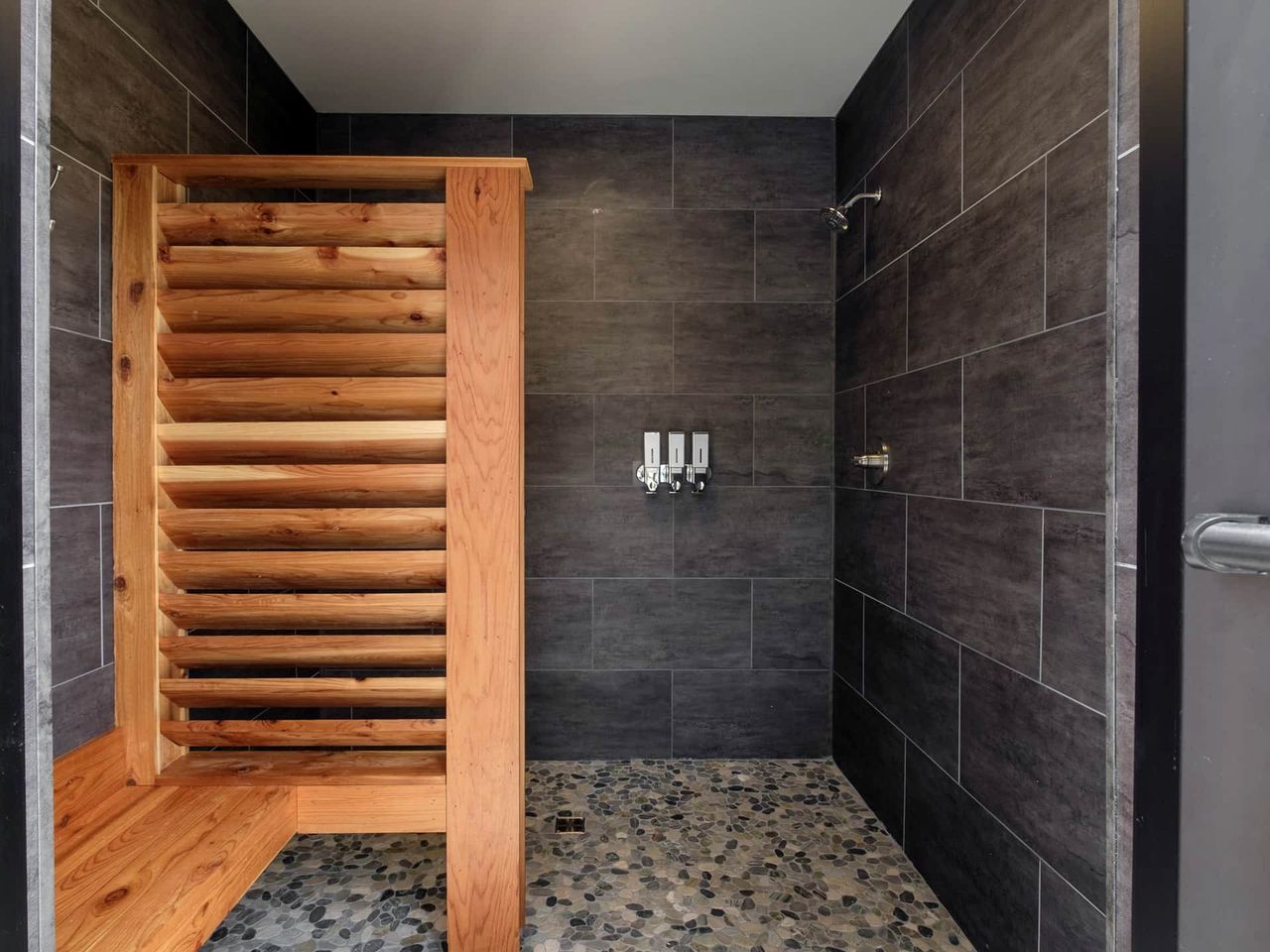 Pisgah Forest Retreat: Cozy Cabin Blending Comfort and Luxury for Glampers, NC