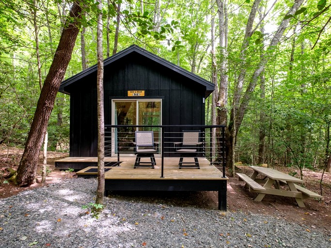 Cabins (United States of America, Transylvania County, North Carolina)