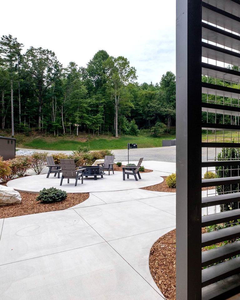 Pisgah Forest Retreat: Cozy Cabin Blending Comfort and Luxury for Glampers, NC