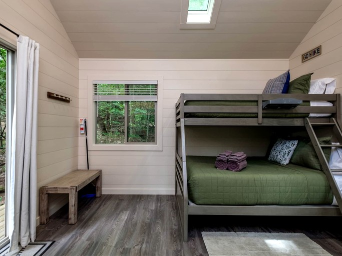 Cabins (United States of America, Transylvania County, North Carolina)