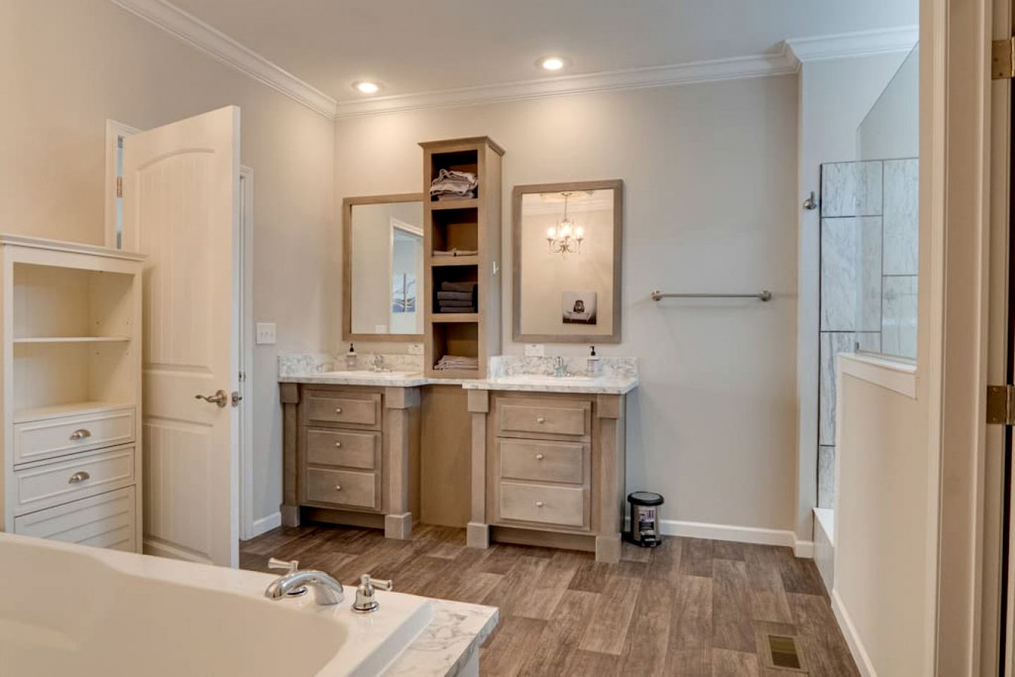 Tranquil Riverfront Retreat with Hot Tub near Waterfalls & Pisgah National Forest, Brevard NC