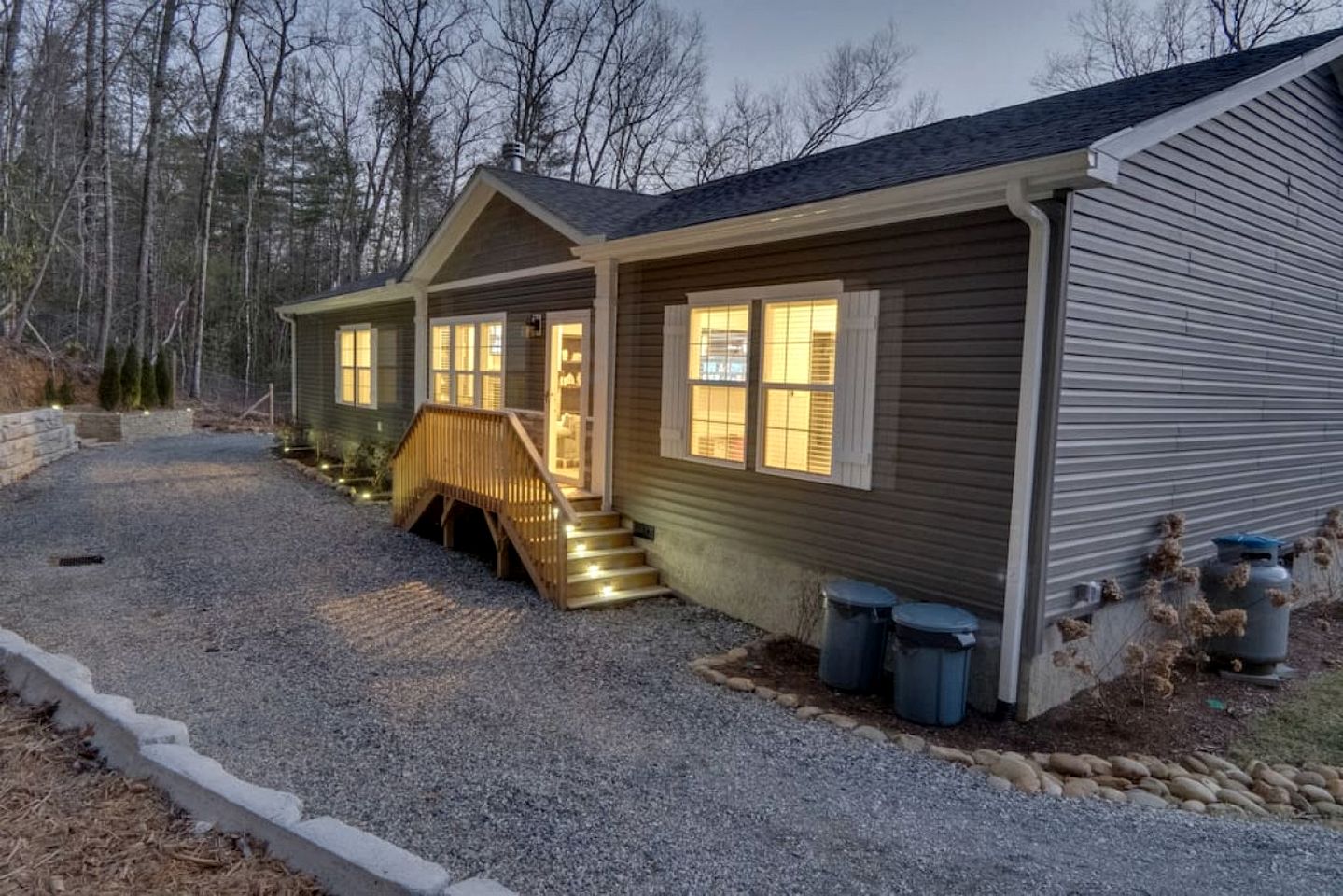 Tranquil Riverfront Retreat with Hot Tub near Waterfalls & Pisgah National Forest, Brevard NC