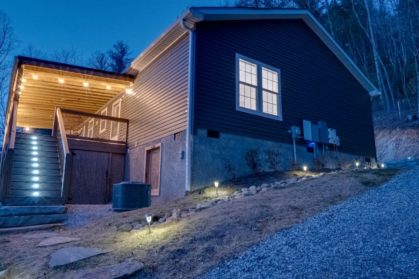 Tranquil Riverfront Retreat with Hot Tub near Waterfalls & Pisgah National Forest, Brevard NC