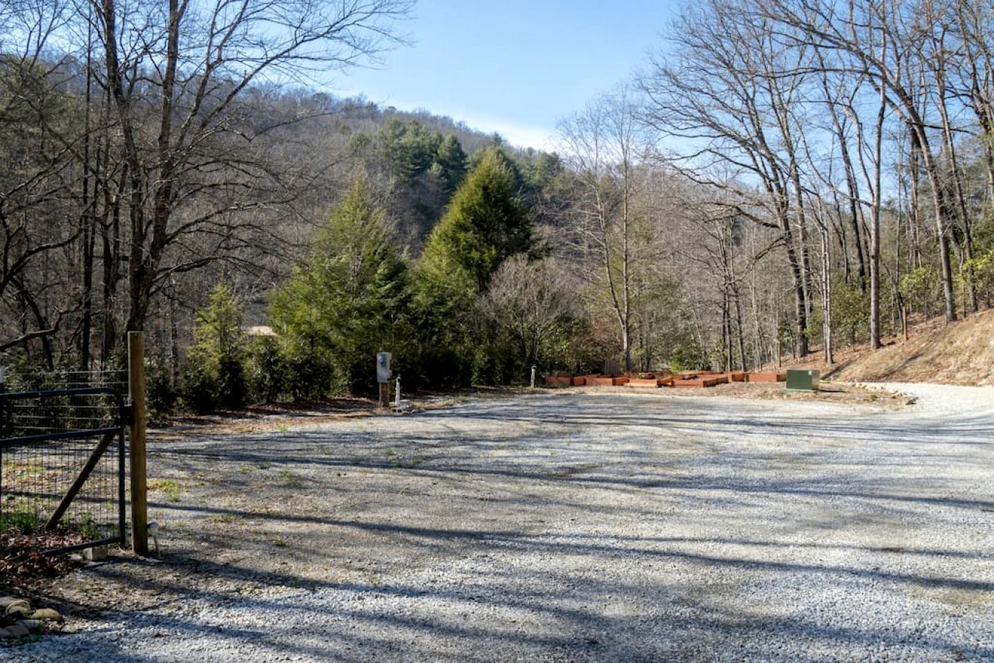 Tranquil Riverfront Retreat with Hot Tub near Waterfalls & Pisgah National Forest, Brevard NC