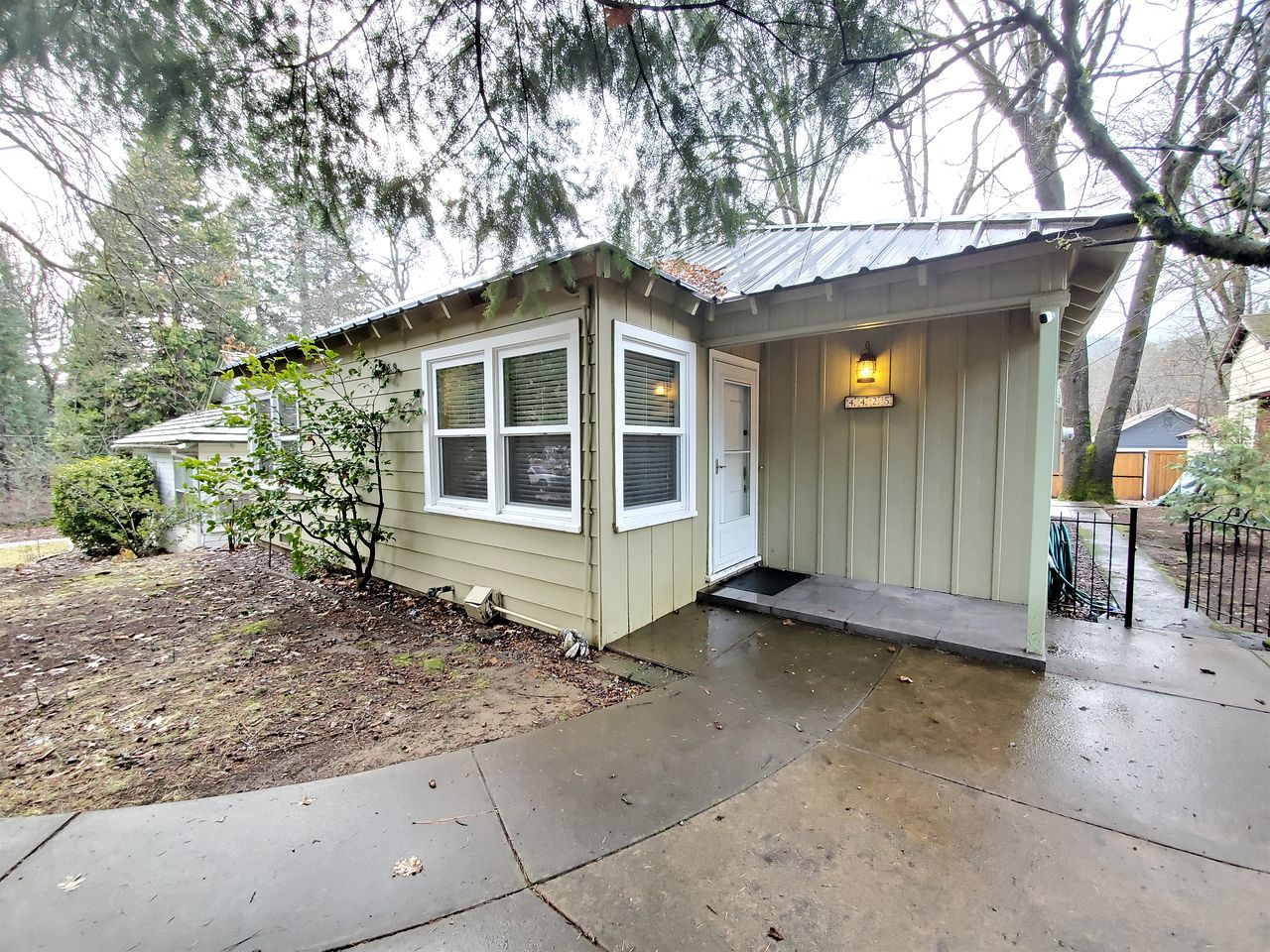 Bright Modern Farmhouse Escape with Peaceful Outdoor Space in Dunsmuir, California