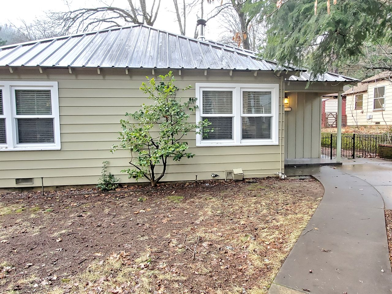Bright Modern Farmhouse Escape with Peaceful Outdoor Space in Dunsmuir, California