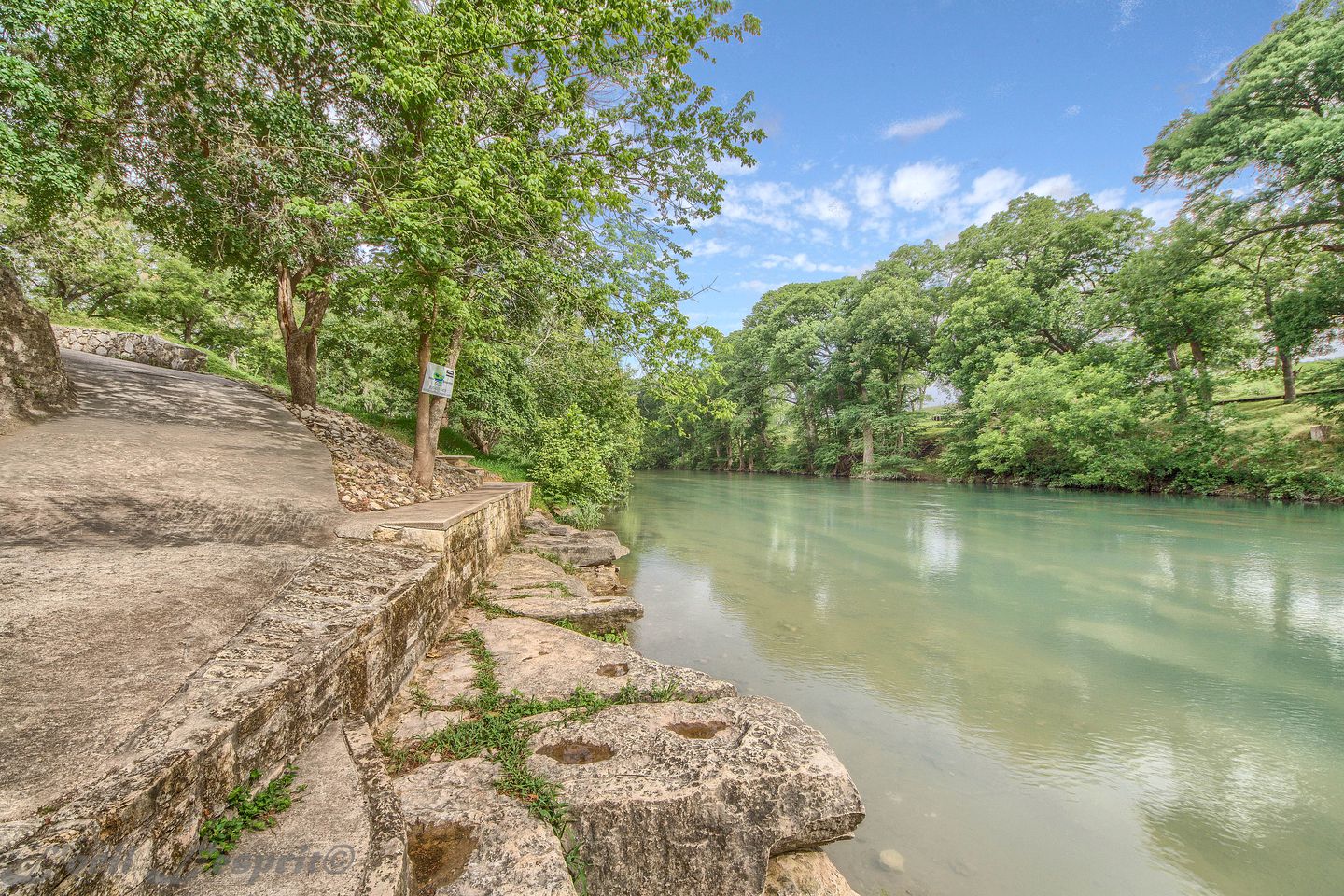 Gorgeous Cabin Rental with Riverside Access and Kayaks for Memorable Family Escapes in Texas