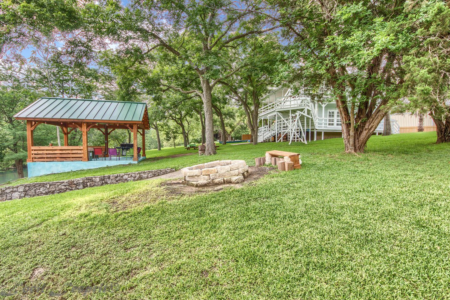 Gorgeous Cabin Rental with Riverside Access and Kayaks for Memorable Family Escapes in Texas