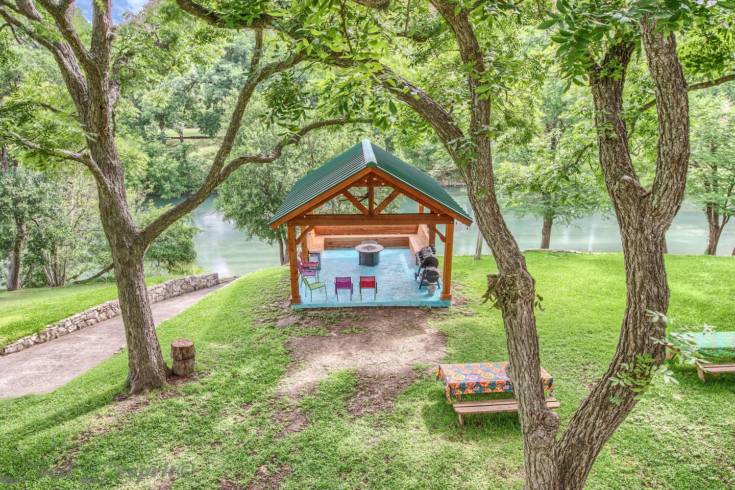 Gorgeous Cabin Rental with Riverside Access and Kayaks for Memorable Family Escapes in Texas