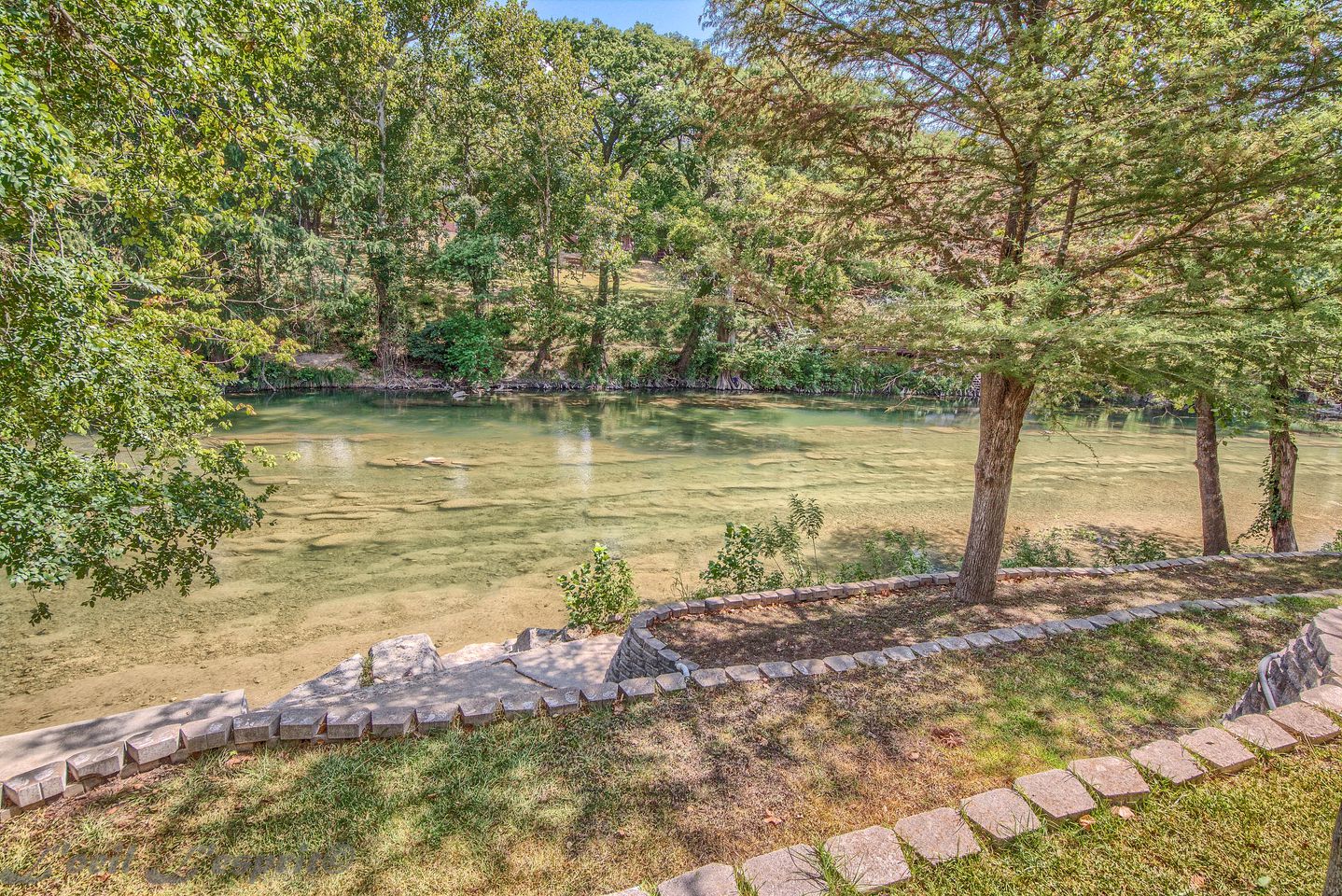 Gorgeous Cabin Rental with Riverside Access and Kayaks for Memorable Family Escapes in Texas