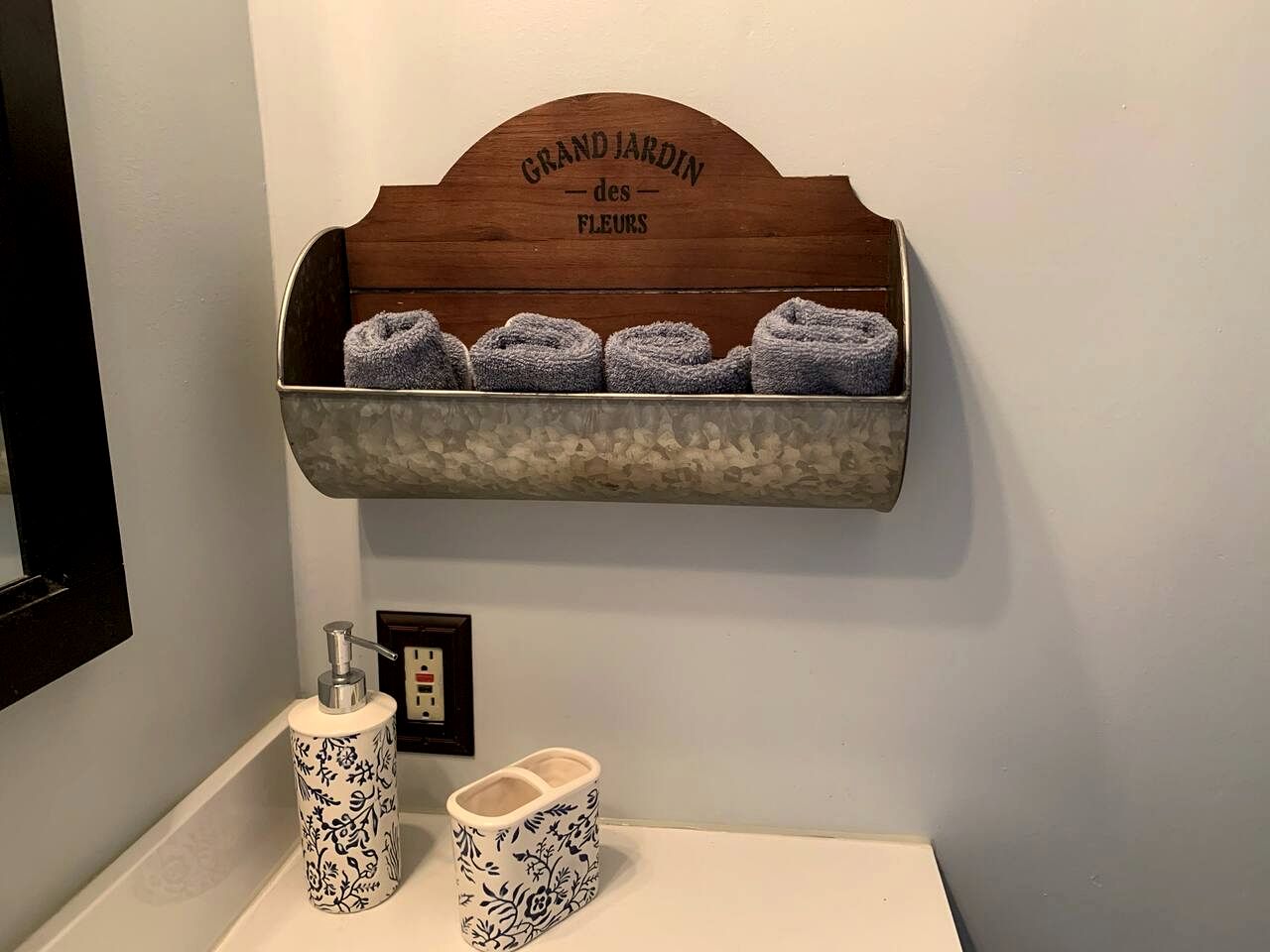 Sweet Chic Farm Cottage with Pool, Hot-Tub and Beautiful Sunsets in Maryland