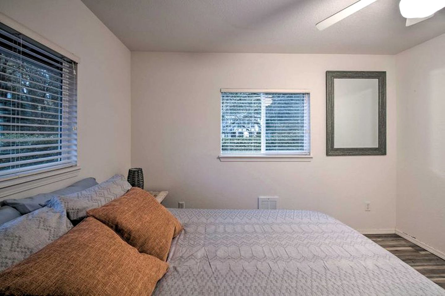 Beautiful Cabin Rental with Private Hot Tub on the Skykomish River in Washington